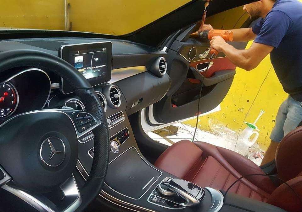 Aplicação de película no vidro da porta de um Mercedes-Benz Classe C