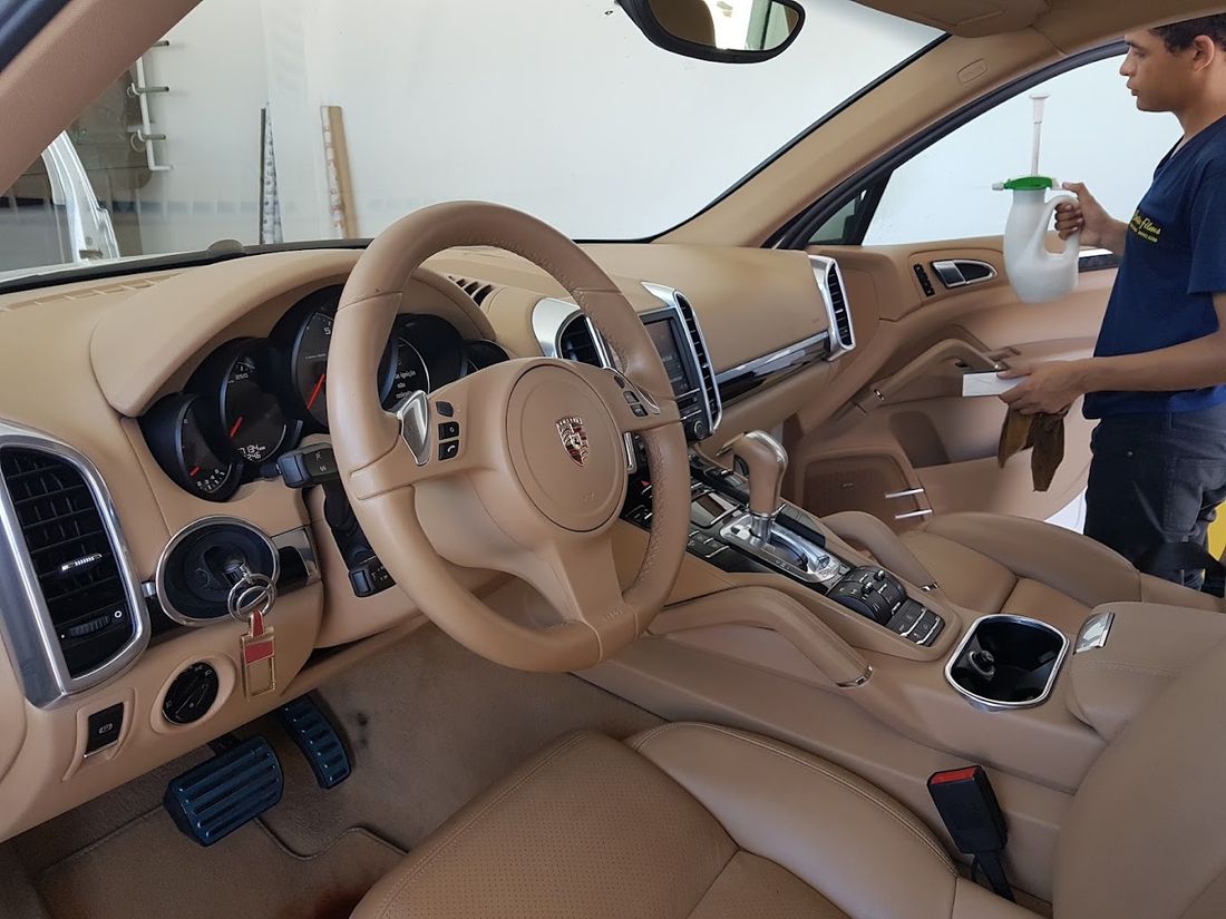 Interior de Porsche Cayenne durante aplicação de película pela Center Films