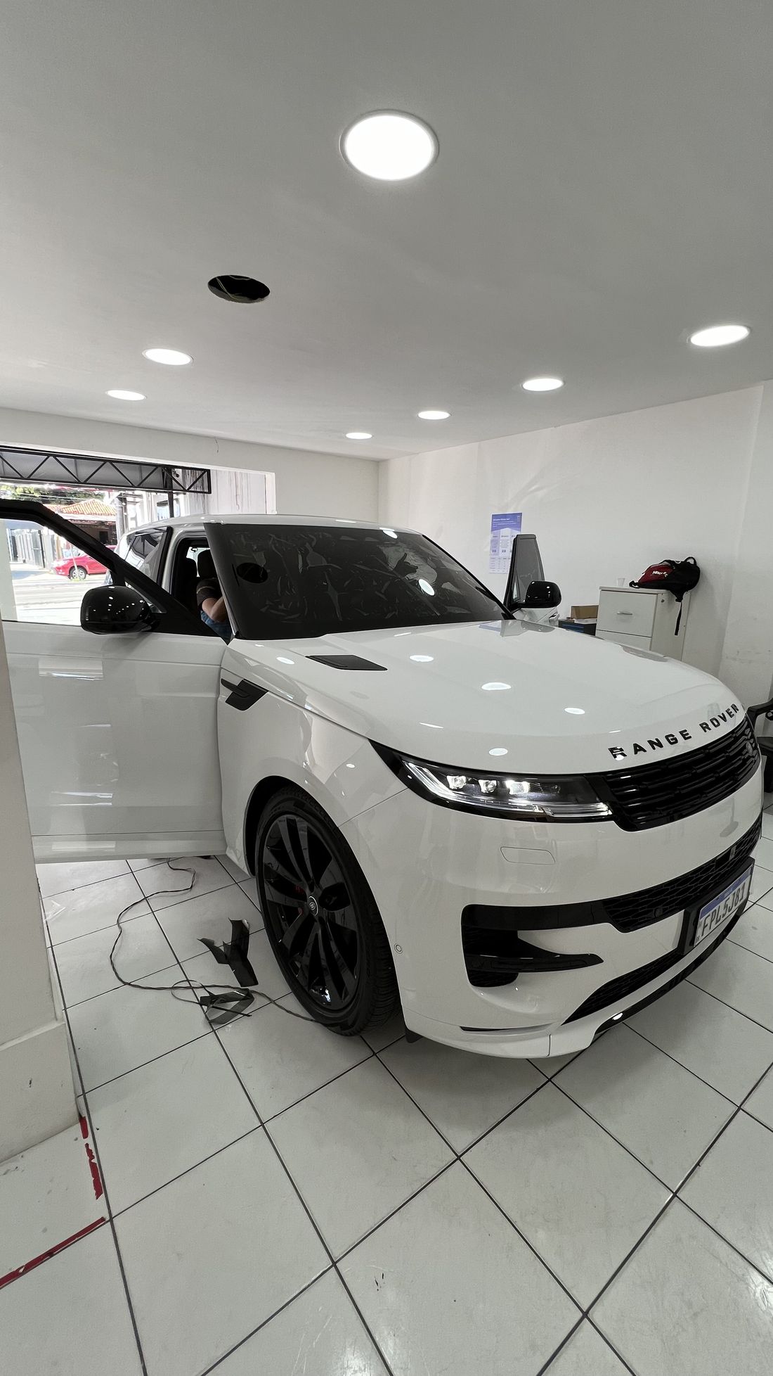 Range Rover Sport branco com película automotiva aplicada na oficina da Center Films em Fortaleza